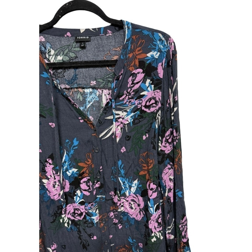 Torrid Floral Print Crinkle Gauze Button Front Peasant Top size 1 (1X) VNeck - Picture 3 of 5